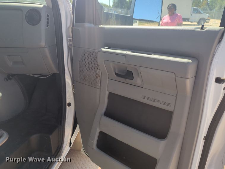 image for item EQ2212 2016 Ford Econoline E450 shuttle bus