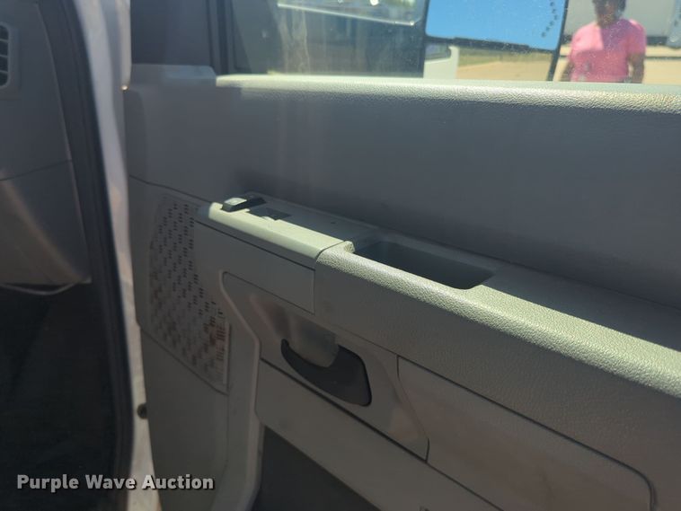 image for item EQ2212 2016 Ford Econoline E450 shuttle bus