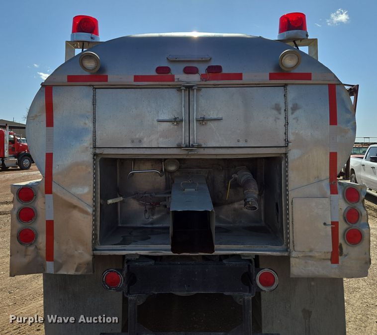 image for item EQ6799 1995 Ford L9000 tanker fire truck