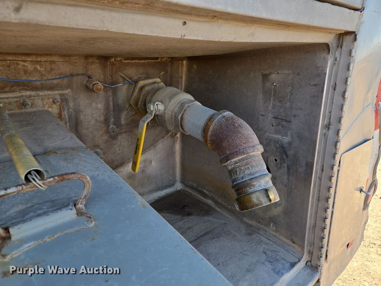 image for item EQ6799 1995 Ford L9000 tanker fire truck