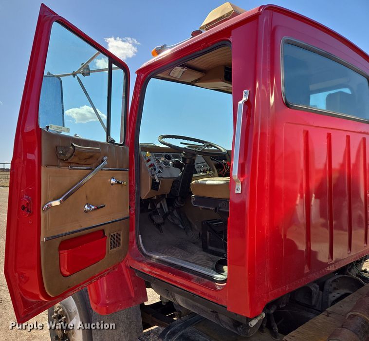 image for item EQ6799 1995 Ford L9000 tanker fire truck