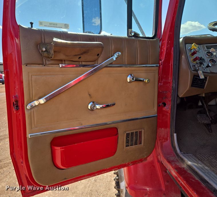 image for item EQ6799 1995 Ford L9000 tanker fire truck