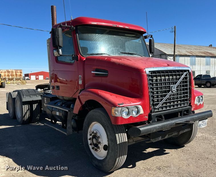 image for item ER8896 2009 Volvo D13 semi truck