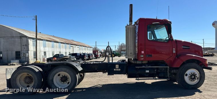 image for item ER8896 2009 Volvo D13 semi truck