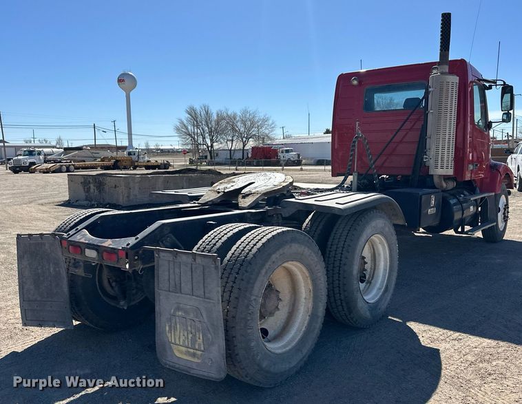 image for item ER8896 2009 Volvo D13 semi truck