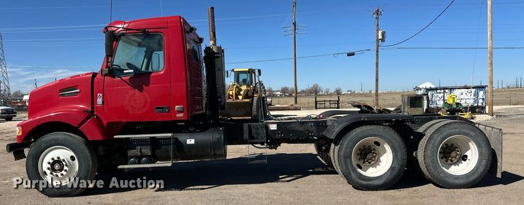 image for item ER8896 2009 Volvo D13 semi truck