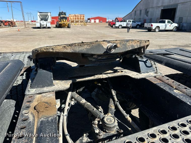 image for item ER8896 2009 Volvo D13 semi truck