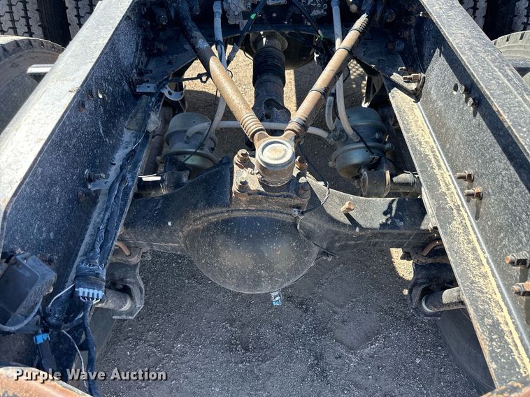 image for item ER8896 2009 Volvo D13 semi truck