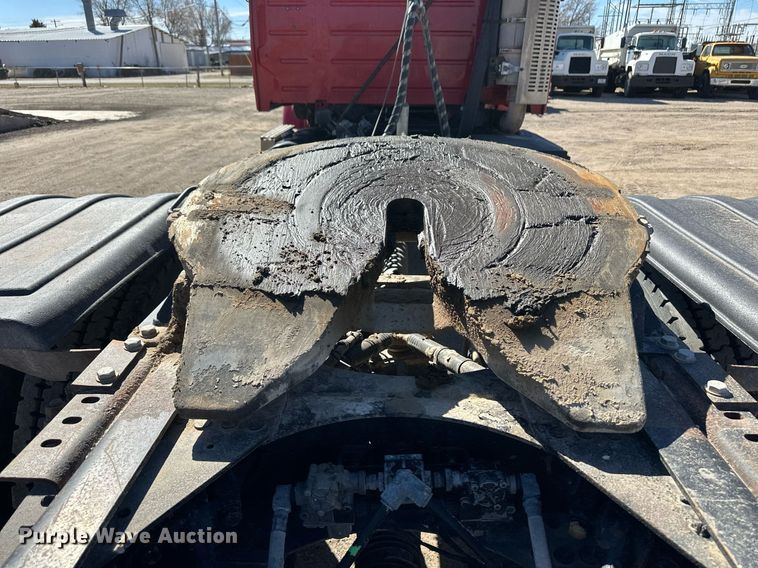 image for item ER8896 2009 Volvo D13 semi truck