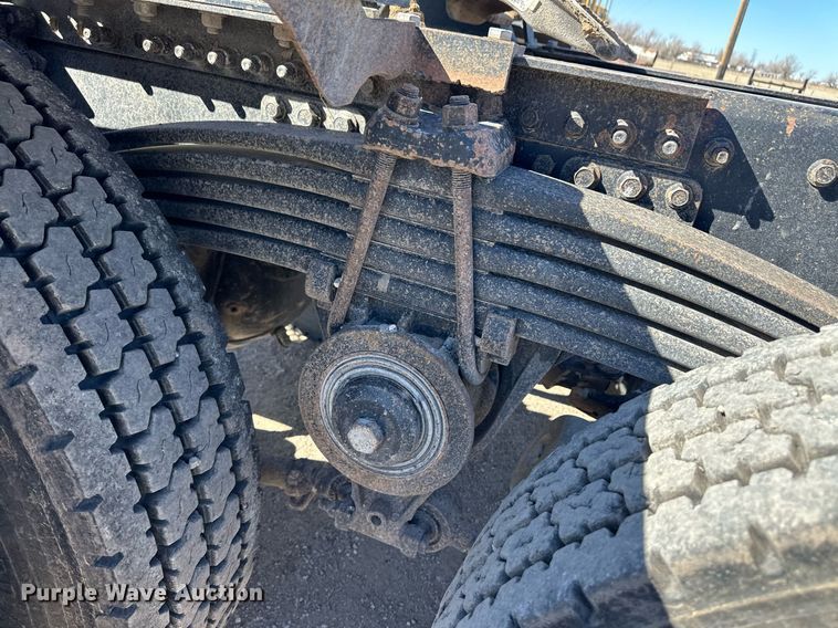 image for item ER8896 2009 Volvo D13 semi truck