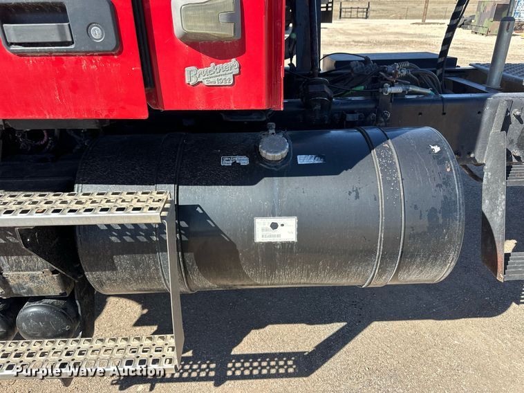 image for item ER8896 2009 Volvo D13 semi truck