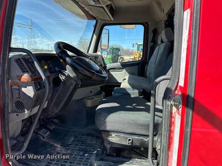 image for item ER8896 2009 Volvo D13 semi truck