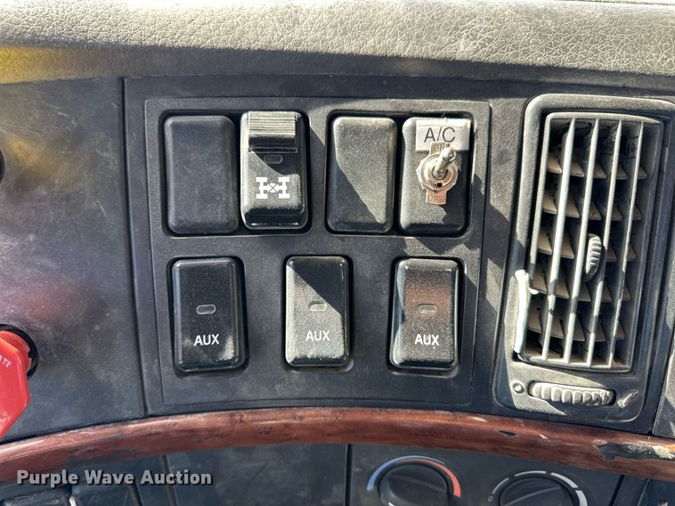 image for item ER8896 2009 Volvo D13 semi truck