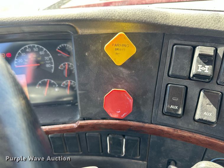 image for item ER8896 2009 Volvo D13 semi truck