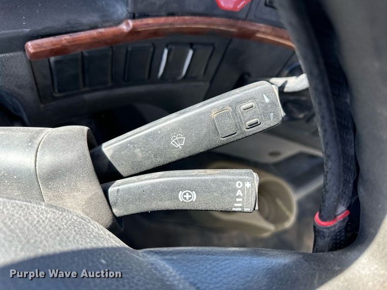 image for item ER8896 2009 Volvo D13 semi truck