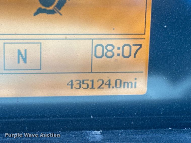 image for item ER8896 2009 Volvo D13 semi truck