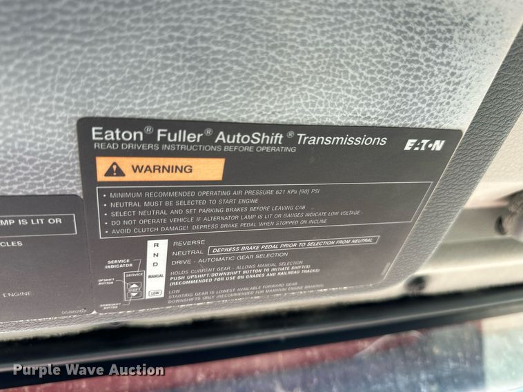 image for item ER8896 2009 Volvo D13 semi truck