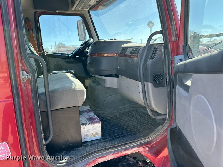 image for item ER8896 2009 Volvo D13 semi truck