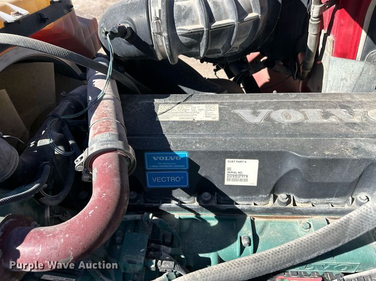 image for item ER8896 2009 Volvo D13 semi truck