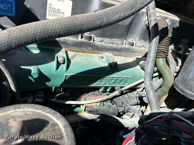 image for item ER8896 2009 Volvo D13 semi truck