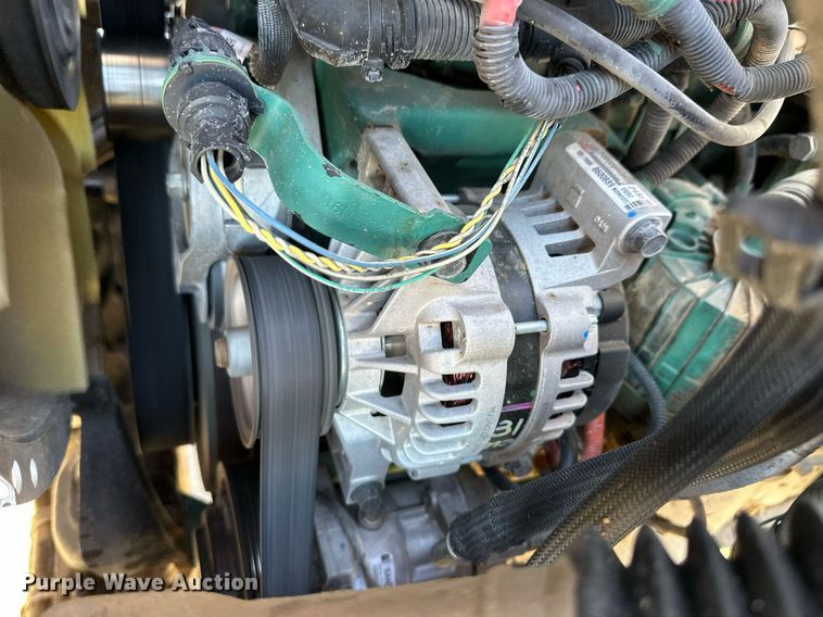 image for item ER8896 2009 Volvo D13 semi truck