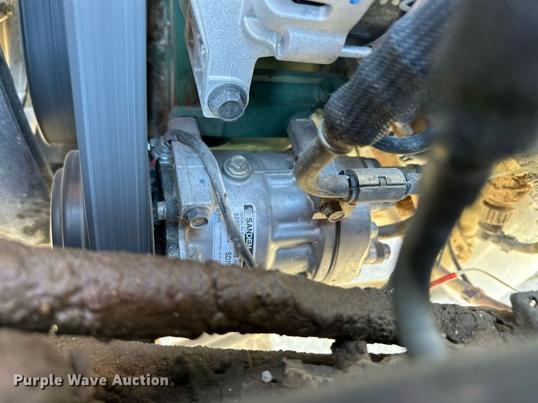 image for item ER8896 2009 Volvo D13 semi truck