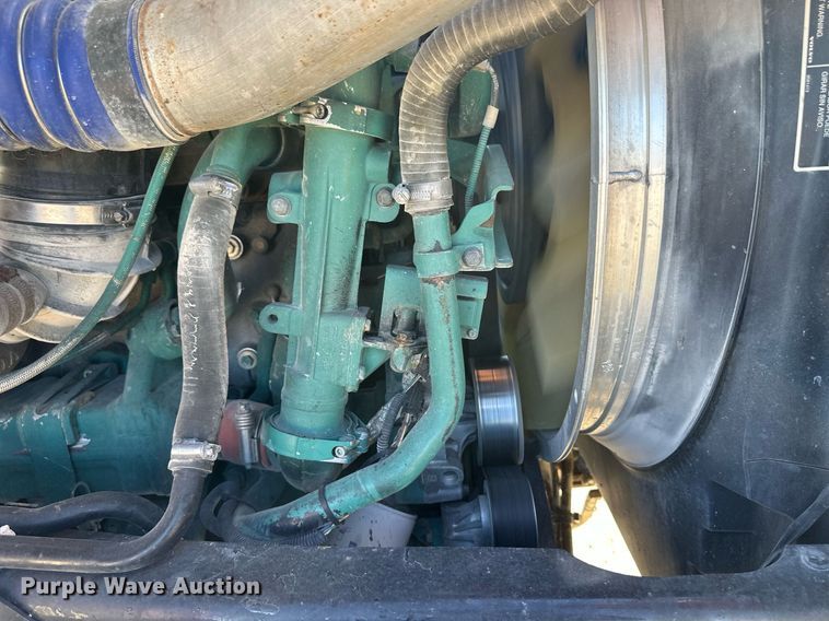 image for item ER8896 2009 Volvo D13 semi truck