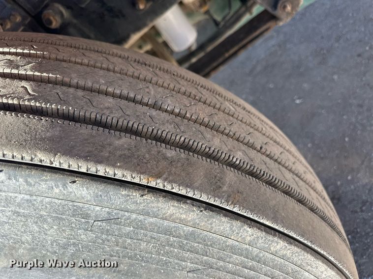 image for item ER8896 2009 Volvo D13 semi truck