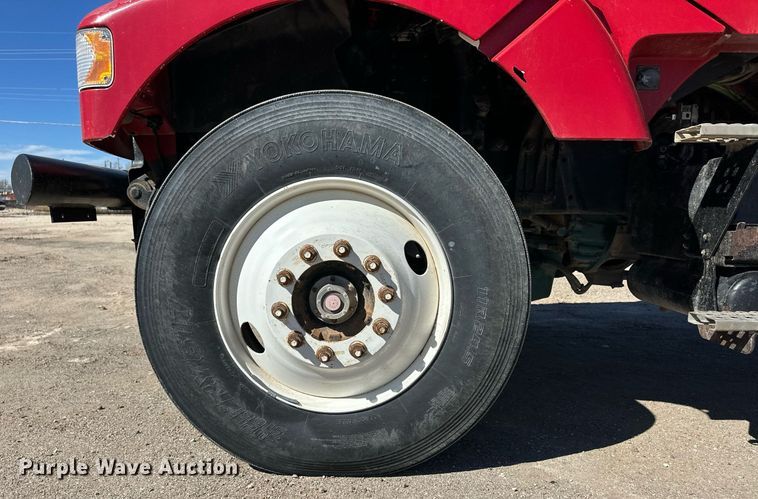 image for item ER8896 2009 Volvo D13 semi truck