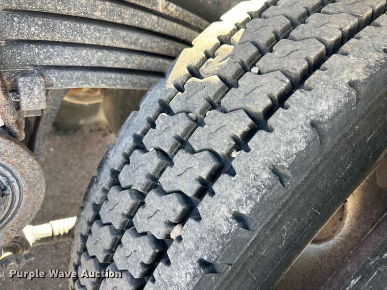 image for item ER8896 2009 Volvo D13 semi truck