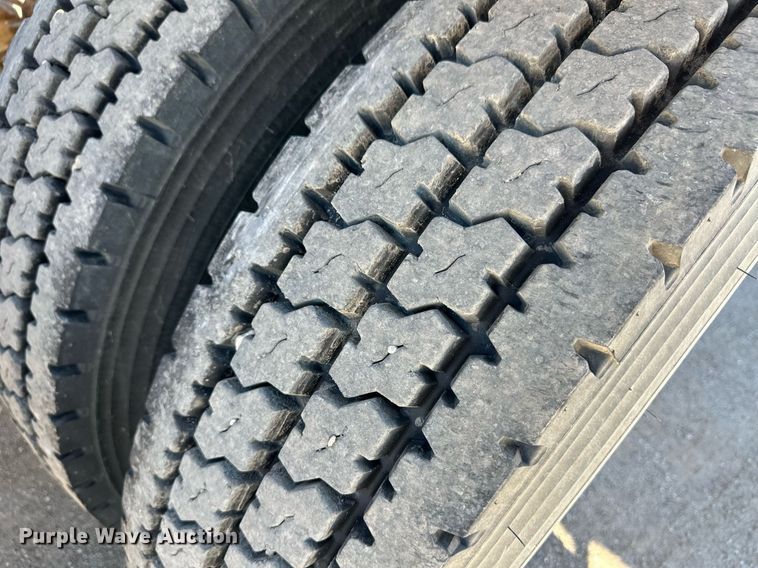 image for item ER8896 2009 Volvo D13 semi truck