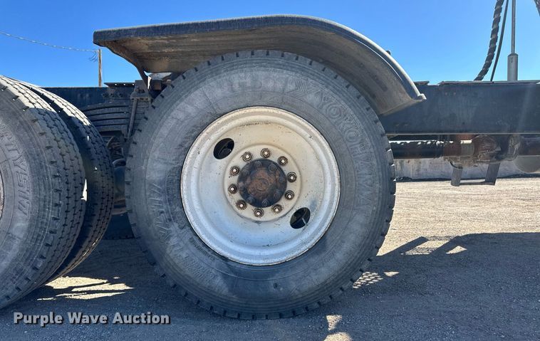 image for item ER8896 2009 Volvo D13 semi truck