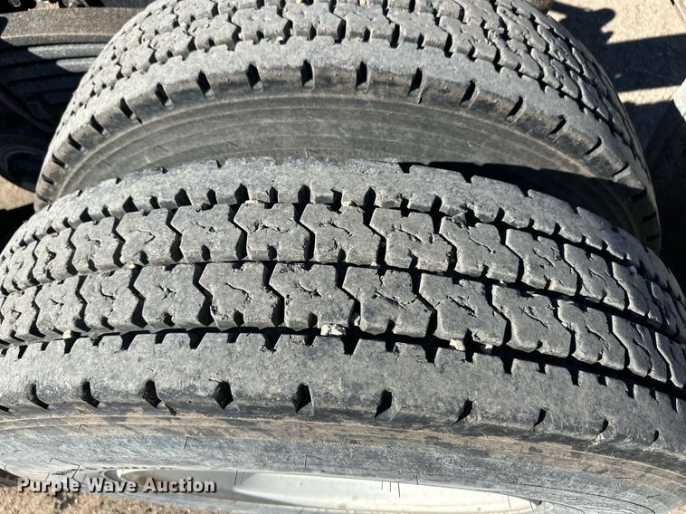 image for item ER8896 2009 Volvo D13 semi truck