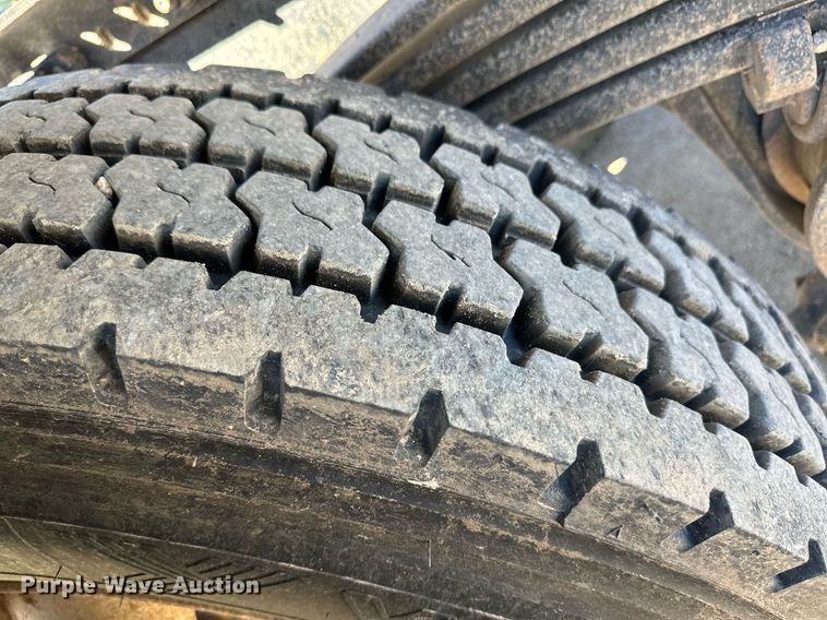 image for item ER8896 2009 Volvo D13 semi truck