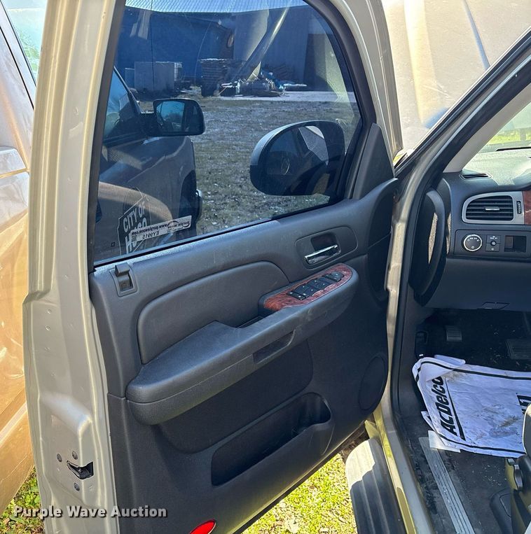 image for item EY9915 2008 Chevrolet Suburban SUV