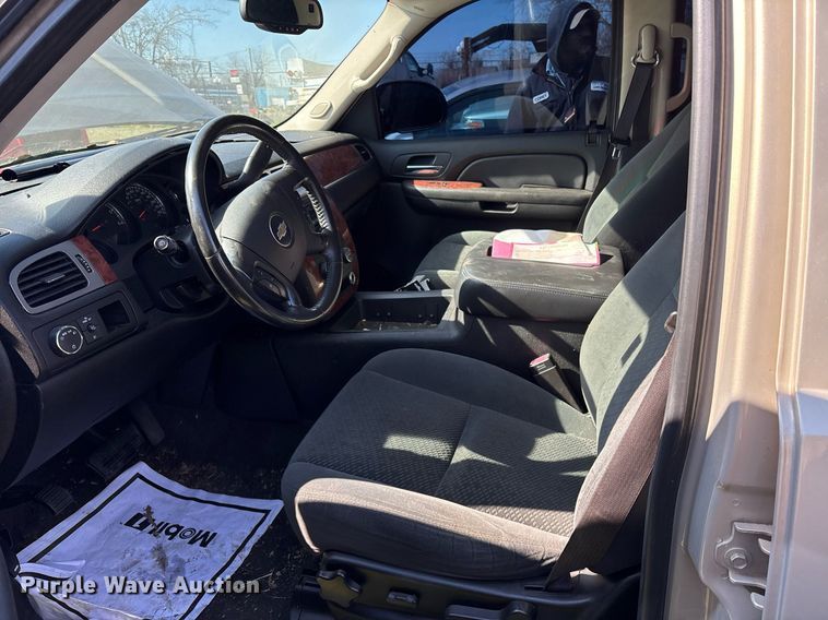 image for item EY9915 2008 Chevrolet Suburban SUV