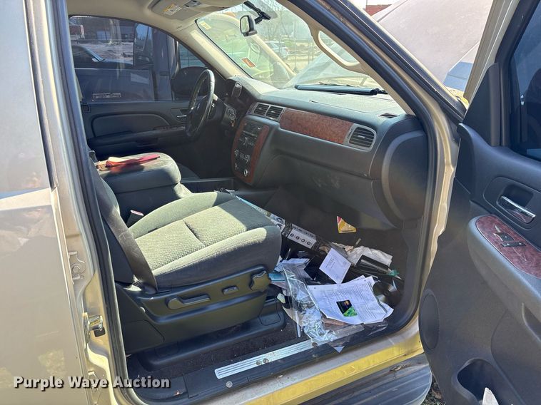 image for item EY9915 2008 Chevrolet Suburban SUV