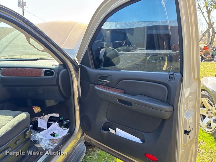 image for item EY9915 2008 Chevrolet Suburban SUV