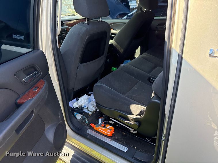 image for item EY9915 2008 Chevrolet Suburban SUV