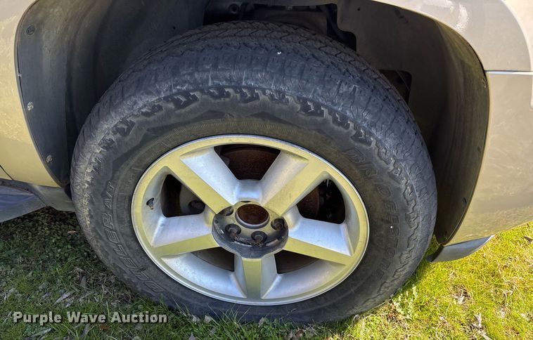 image for item EY9915 2008 Chevrolet Suburban SUV
