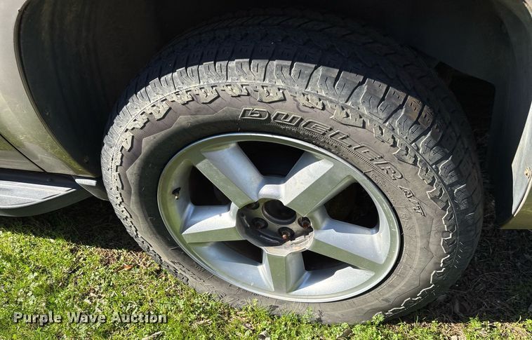 image for item EY9915 2008 Chevrolet Suburban SUV