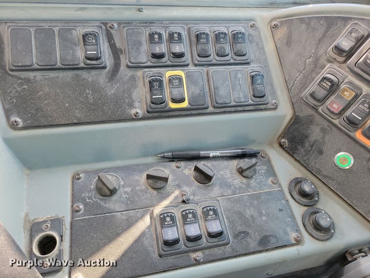 image for item NB9869 2008 Bluebird school bus