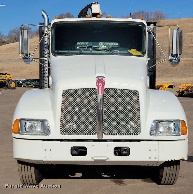 image for item NB9935 2005 Kenworth T300 log loader truck