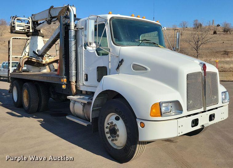 image for item NB9935 2005 Kenworth T300 log loader truck