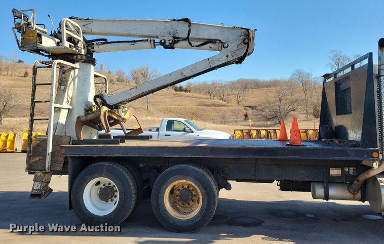 image for item NB9935 2005 Kenworth T300 log loader truck