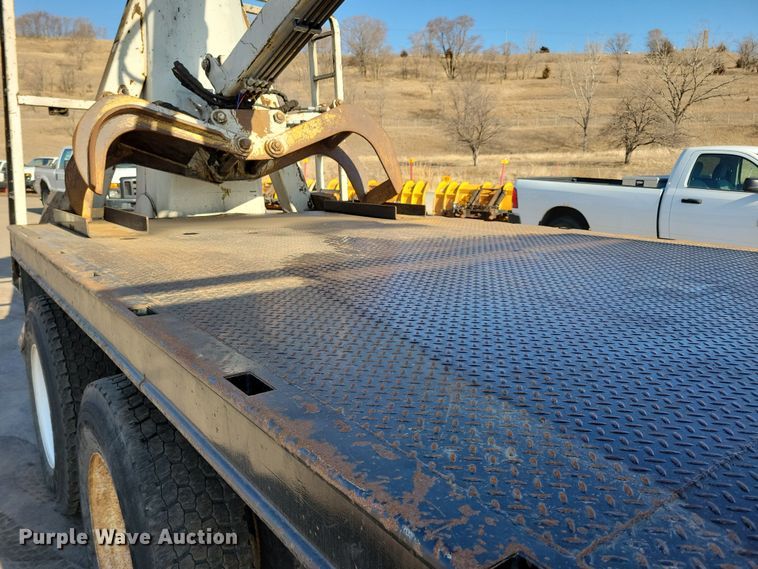 image for item NB9935 2005 Kenworth T300 log loader truck