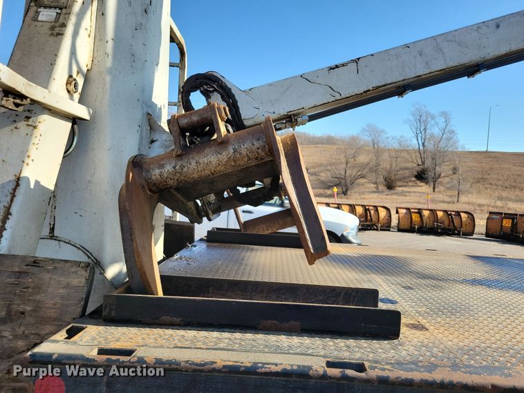 image for item NB9935 2005 Kenworth T300 log loader truck