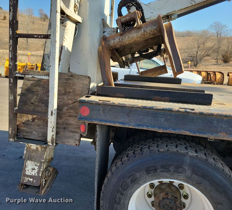 image for item NB9935 2005 Kenworth T300 log loader truck