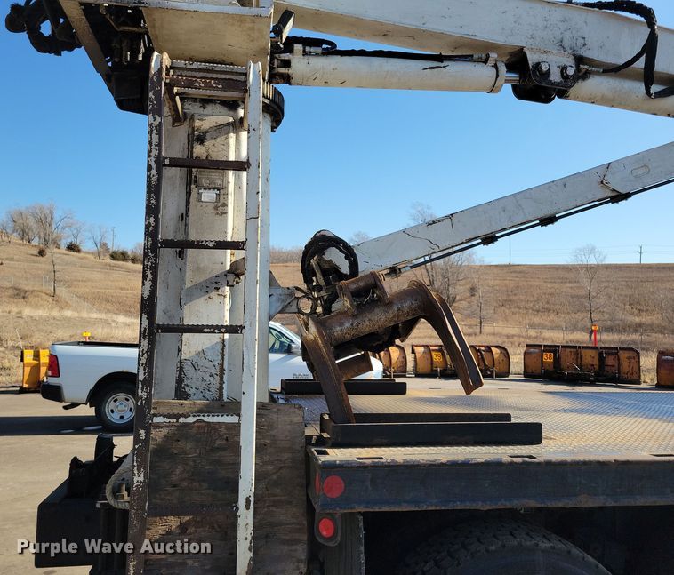 image for item NB9935 2005 Kenworth T300 log loader truck