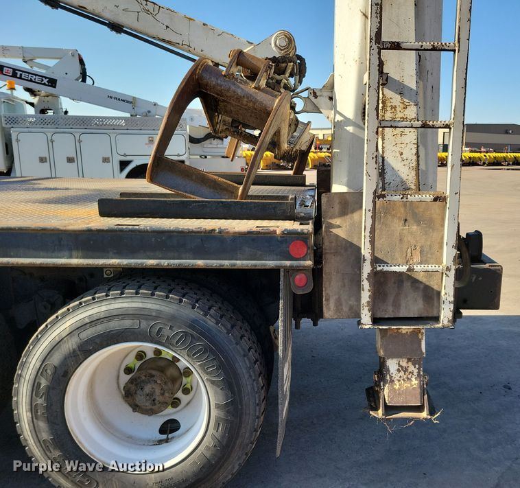 image for item NB9935 2005 Kenworth T300 log loader truck